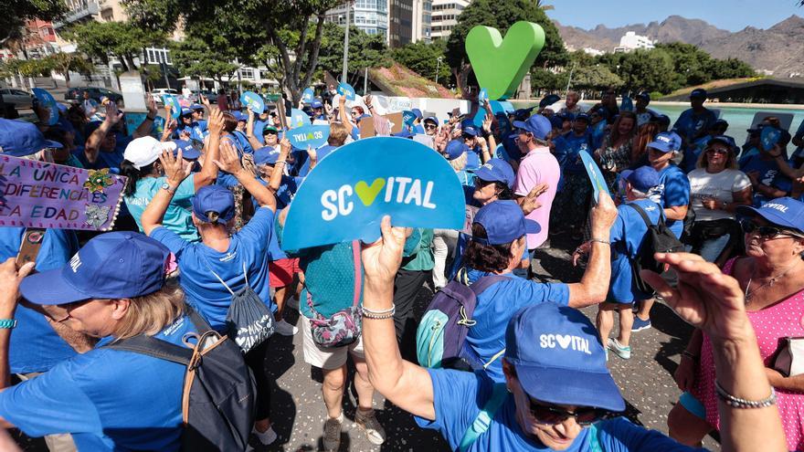 Los mayores de Santa Cruz demuestran en su día que la danza no tiene edad