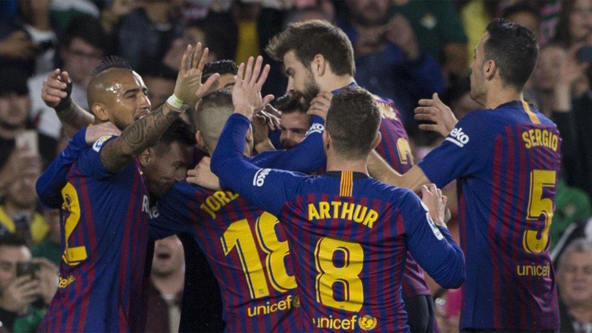 Los jugadores del Barça celebran uno de sus goles en el partido contra el Real Betis