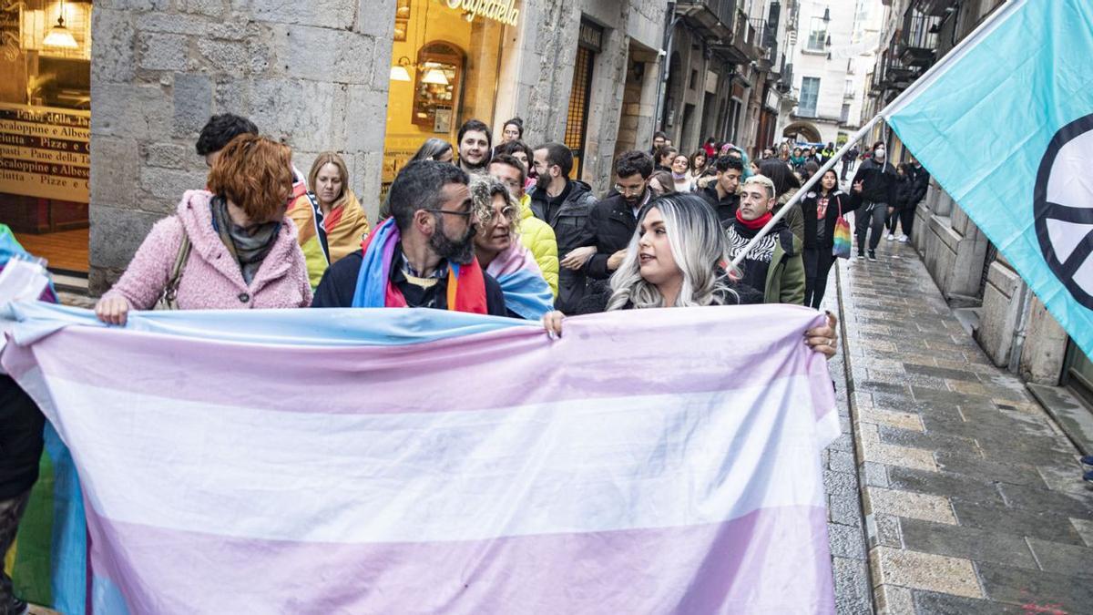 Un grup de persones van recórrer els carrers de Girona amb motiu del Dia Internacional de la Visibilitat Trans. | DAVID APARICIO