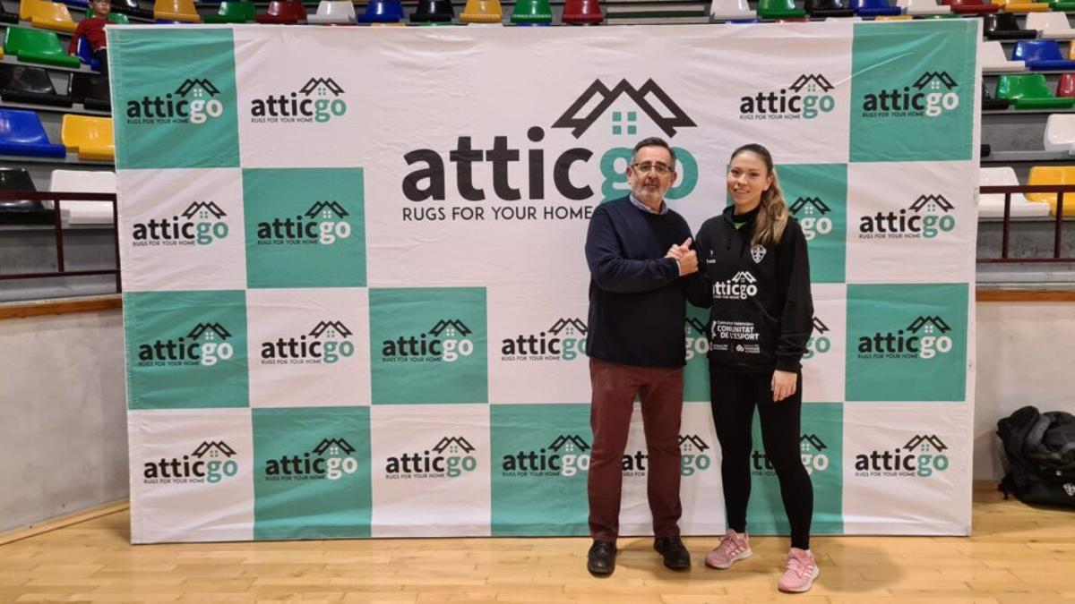 Nicole Morales, junto al presidente del Club Balonmano Elche, Juanjo Ávila