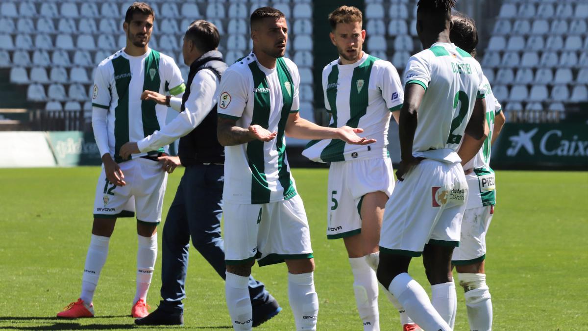 Los jugadores del Córdoba CF charlan a la finalización del encuentro ante el Betis Deportivo, el domingo, en El Arcángel.