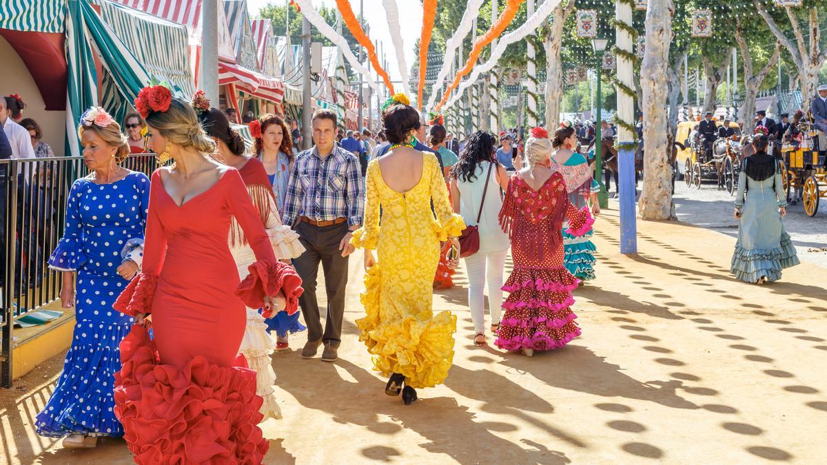 Color y calor en la primera jornada de la Feria de Abril de Sevilla