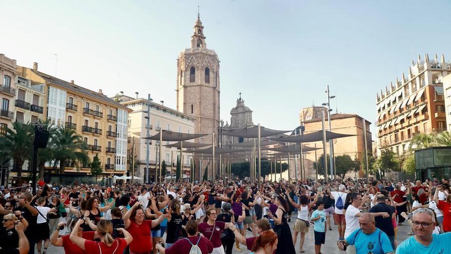 València celebra el 'Dia de la dansa tradicional' en la plaza de la Reina