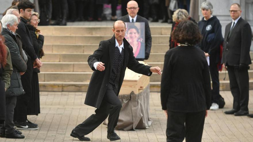 VÍDEO | El viudo de la profesora asesinada en Francia la despide con un baile en su funeral