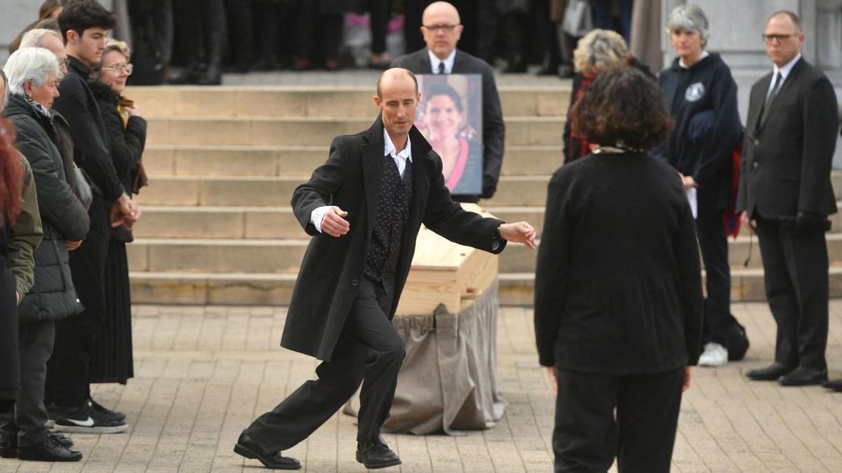 El compañero de Agnes Lassalle, Stephane Voirin, baila cerca del ataúd durante la ceremonia fúnebre de la profesora de francés Agnes Lassalle en Biarritz, Francia