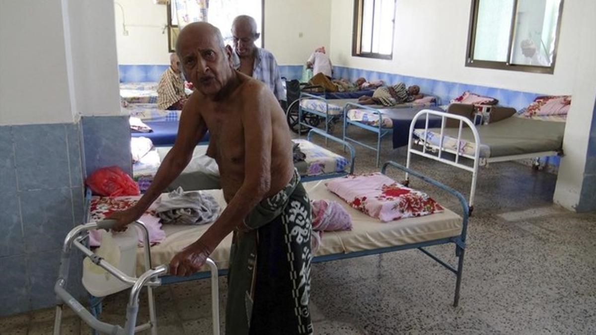 Ancianos del asilo que han sobrevivido al ataque armado.