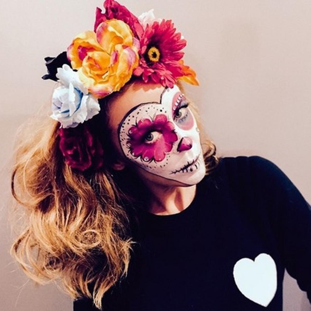 La cantante Kylie Minogue se disfrazó de calavera mexicana la noche de Halloween