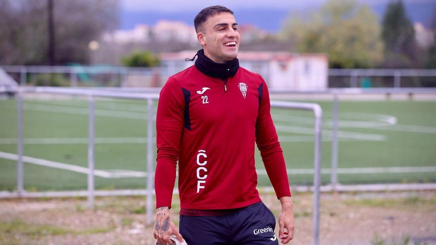 Carlos Isaac, sonriente durante un entrenamiento del Córdoba CF en la Ciudad Deportiva.