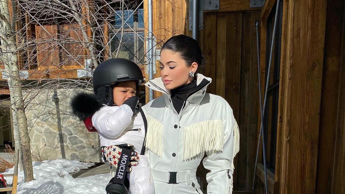 Kylie Jenner con su hija Stormi en la nieve