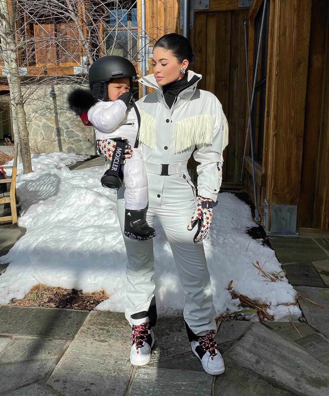 Kylie Jenner con su hija Stormi en la nieve