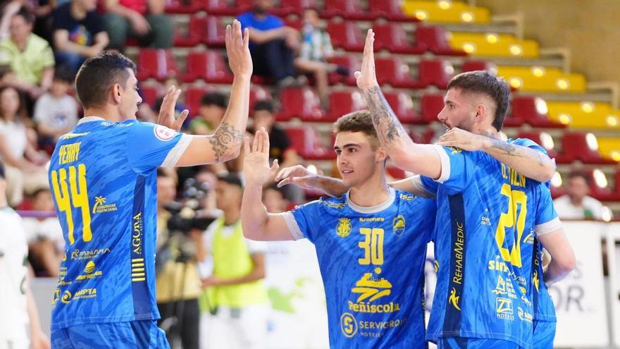 Los jugadores del Peñíscola celebran uno de sus goles.