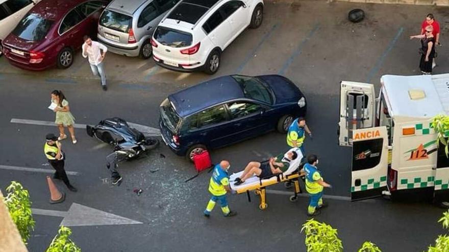 Accidente en Cánovas tras chocar una motocicleta y un coche