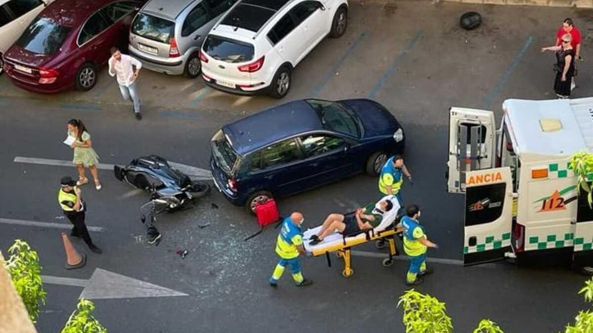 Momento en el que los sanitarios trasladan al herido al hospital de Cáceres.