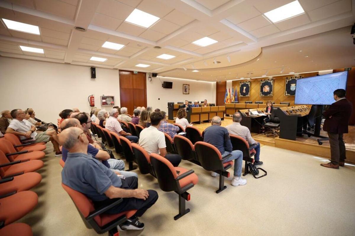 El alcalde se reunió el pasado mes de octubre con los propietarios de estas áreas de suelo urbano residencial.