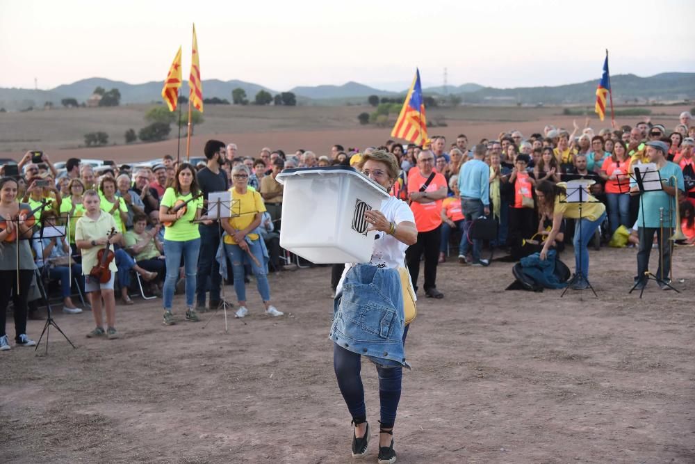 Una multitud omple Lledoners com mai en la vigília de 1-O