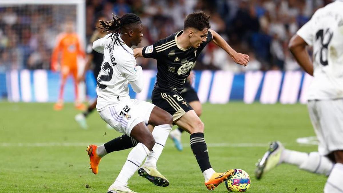 Eduardo Camavinga, jugador del Real Madrid, lucha por un balón con Gabri Veiga, del Celta.