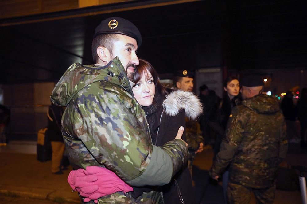 Un centenar de militares de Cerro Muriano parten a Letonia arropados por sus familias