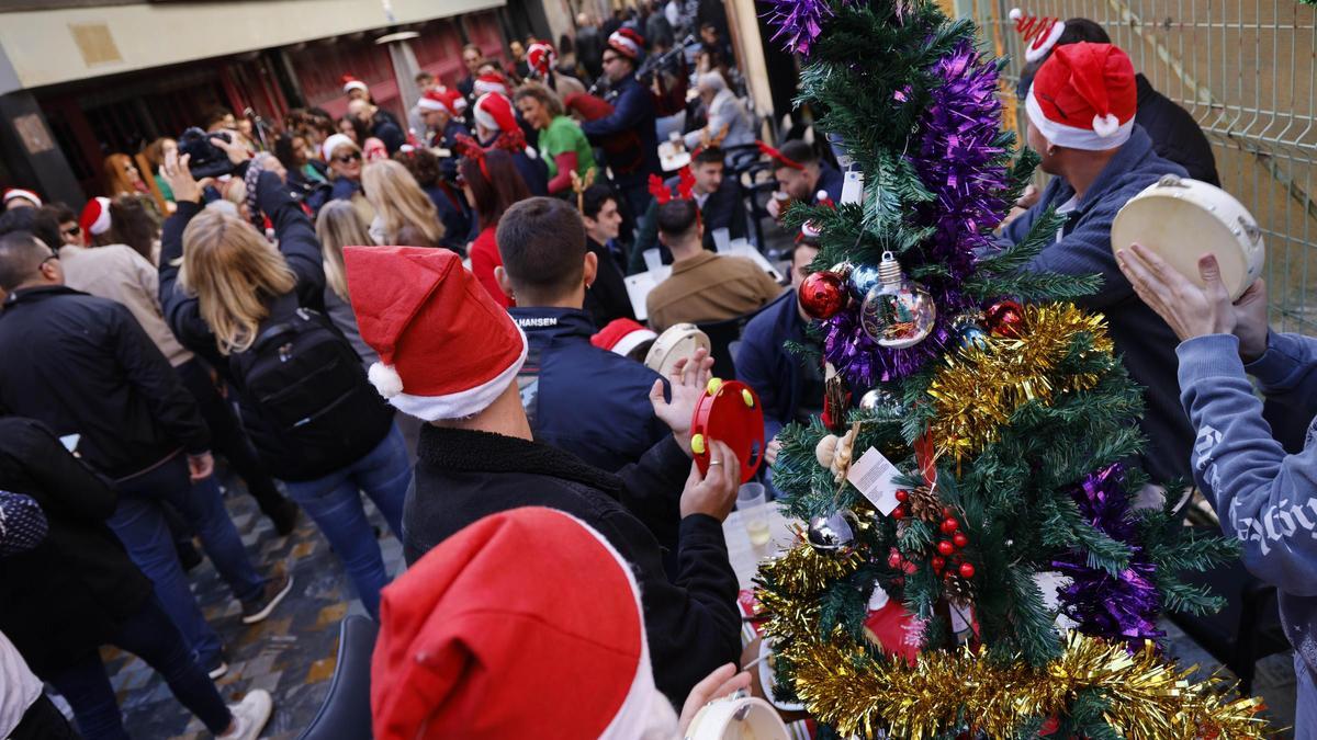 Celebración de la 'Tardebuena' en una calle de Cartagena