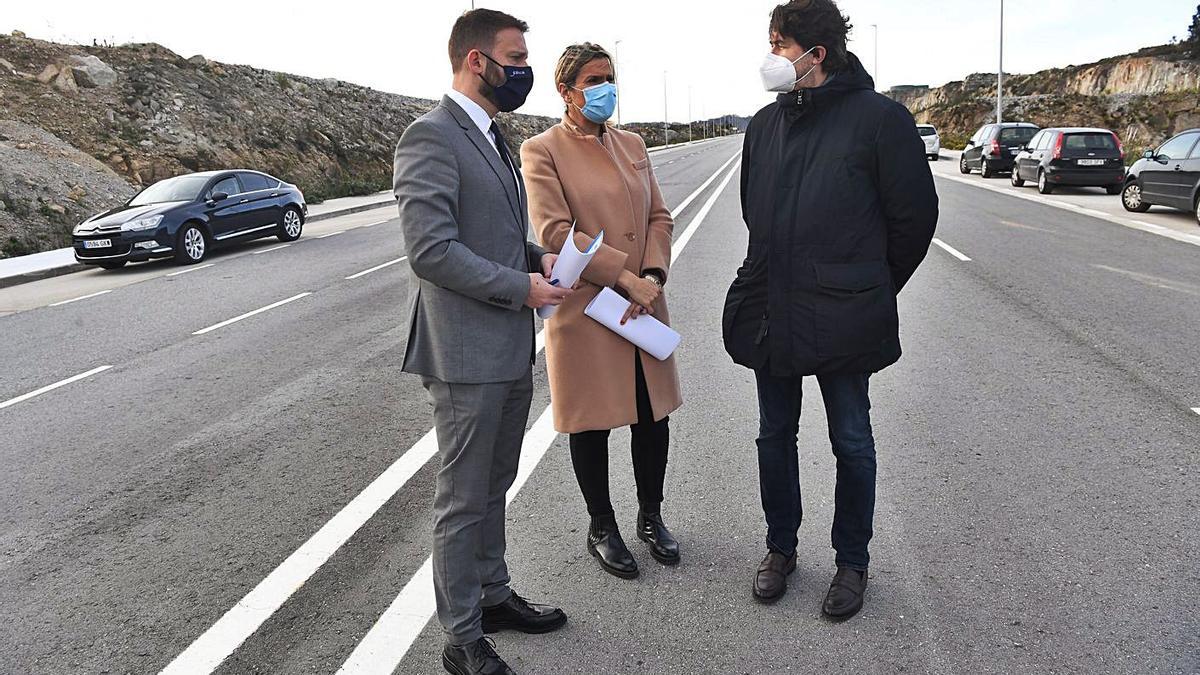 Acto de recepción del polígono de Morás, al que asistieron el delegado de la Xunta, la gerente de Xestur y el alcalde. |   // CARLOS PARDELLAS