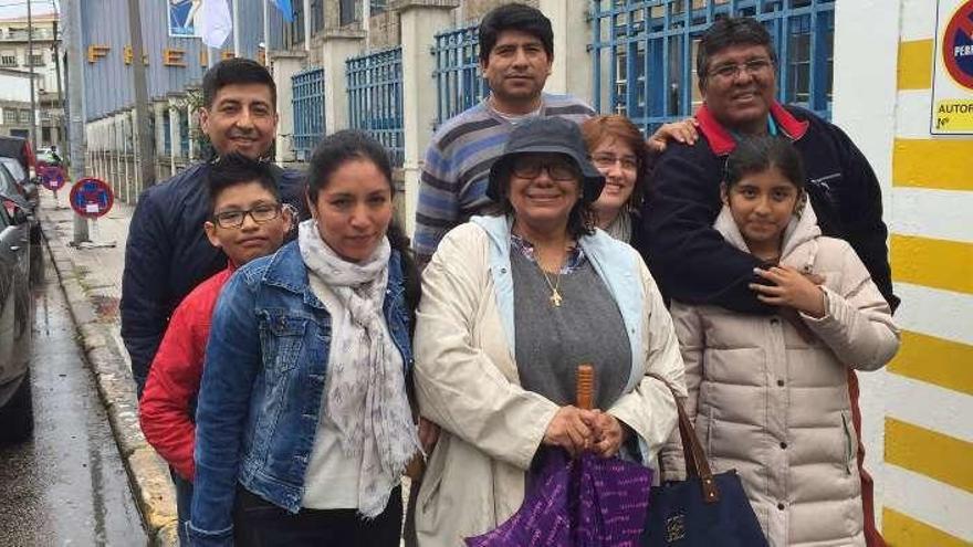 La comunidad peruana, orgullosa  |  Un grupo de peruanos asentados en Vigo acudió a las instalaciones del astillero para celebrar la botadura. &quot;Estamos felices de que un barco de esta envergadura se vaya a nuestro país. Es muy lindo&quot;, dijo Luisi Motta, limeña pero afincada en la ciudad desde hace más de 30 años.