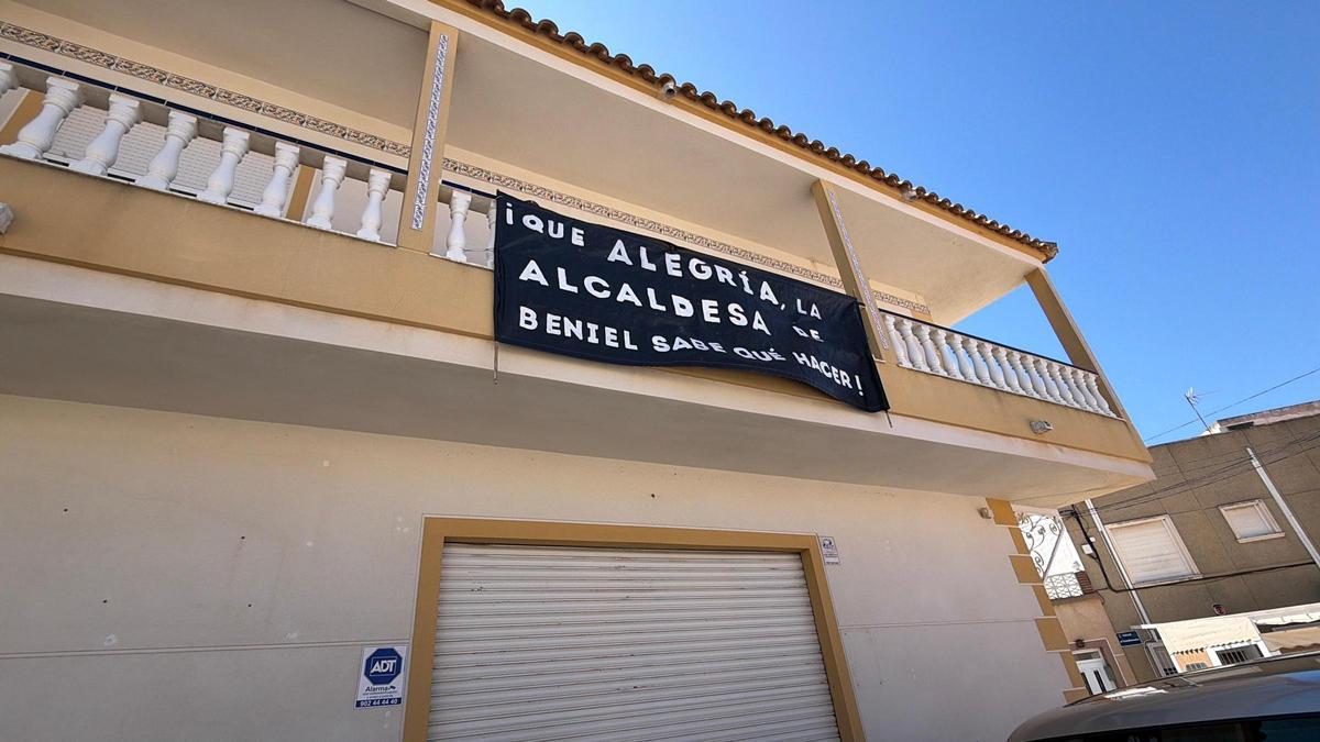 Pancarta que agradece a la alcaldesa de Beniel (Murcia) su oposición a la planta -también por la vía judicial-
