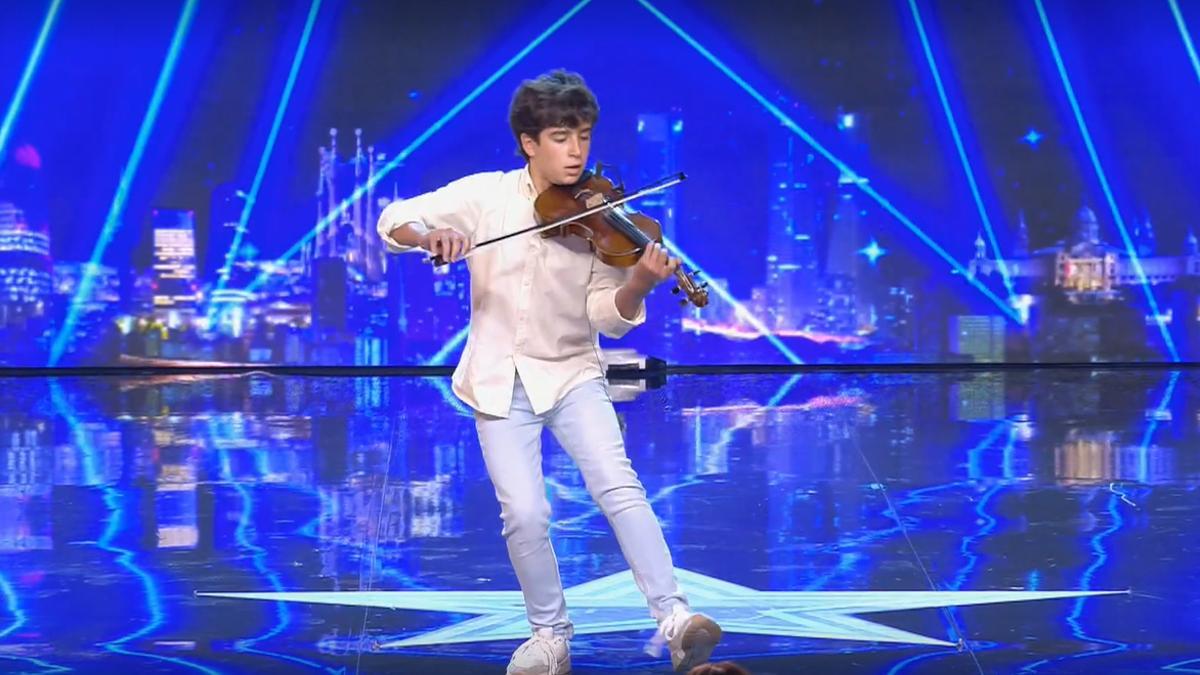 Alonso Ferrera, el violinista de Olivenza de 13 años que sorprendió al jurado de Got Talent, en el escenario.