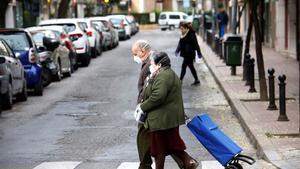 Personas mayores van a la compra con mascarillas para protegerse del coronavirus, en Córdoba.