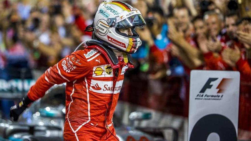 El alemán Sebastian Vettel salta para celebrar su triunfo en el Gran Premio de Bahréin.