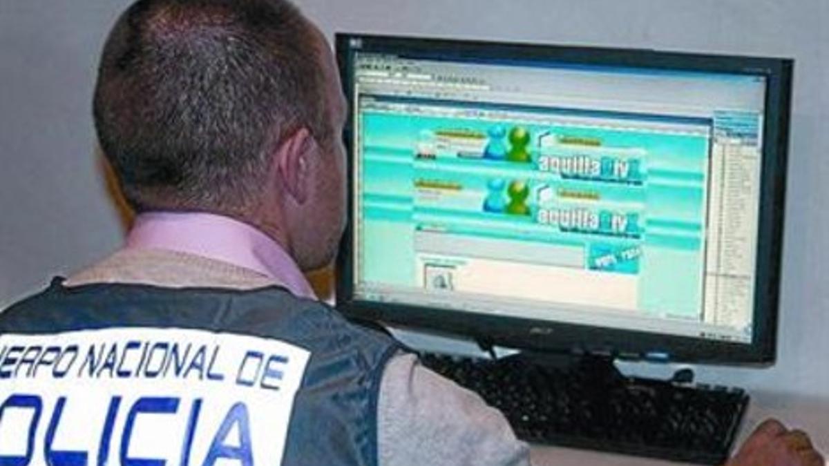 Un policía muestra una web de descarga de películas de estreno.