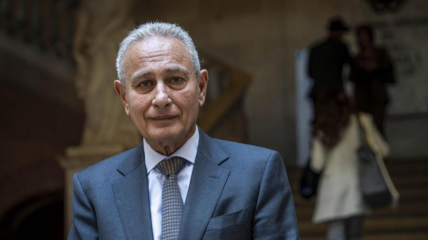 Nasser Kamel, secretario general de la Unión por el Mediterráneo, posa para EL PERIÓDICO en la Llotja de Mar.