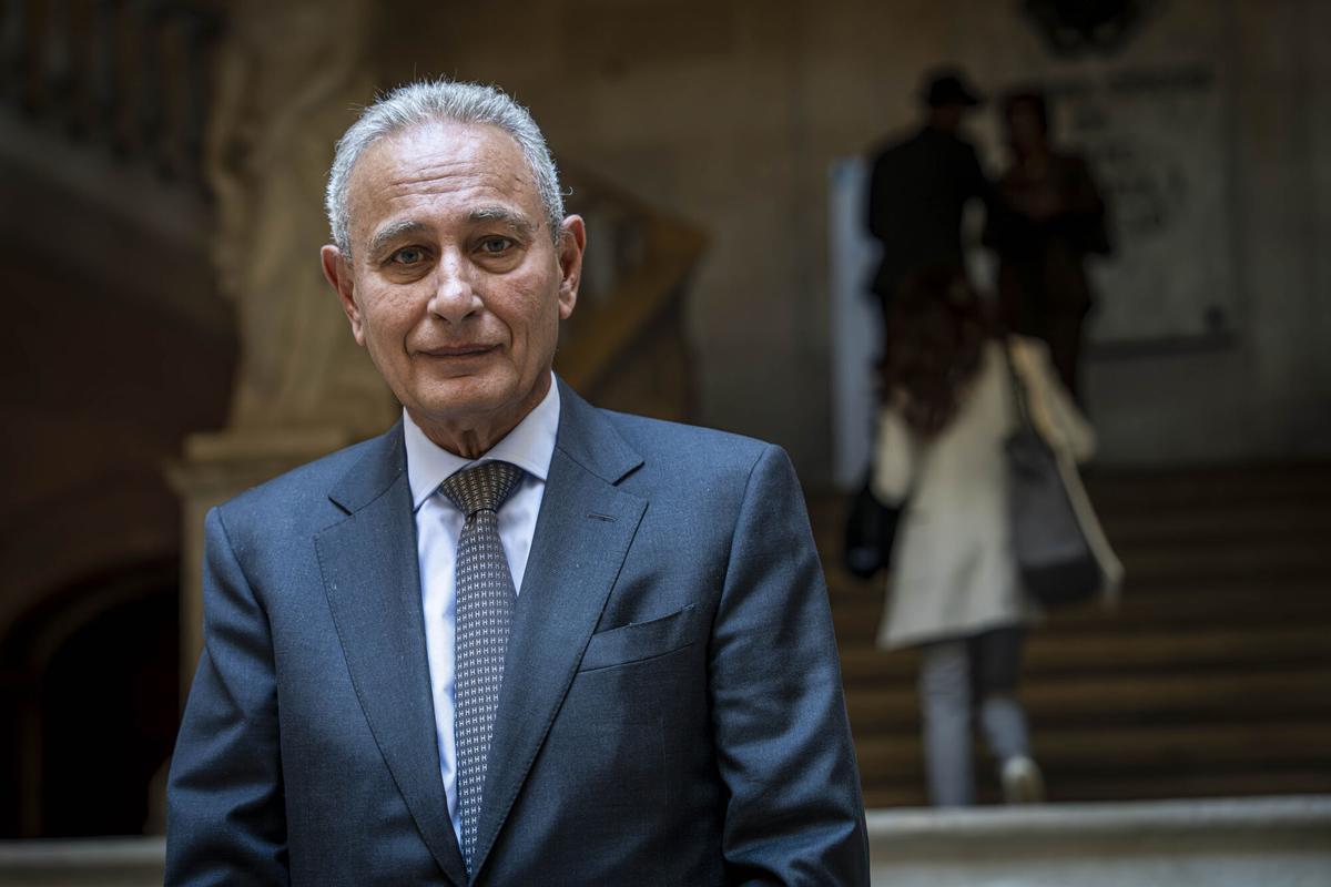 Nasser Kamel, secretario general de la Unión por el Mediterráneo, posa para EL PERIÓDICO en la Llotja de Mar.