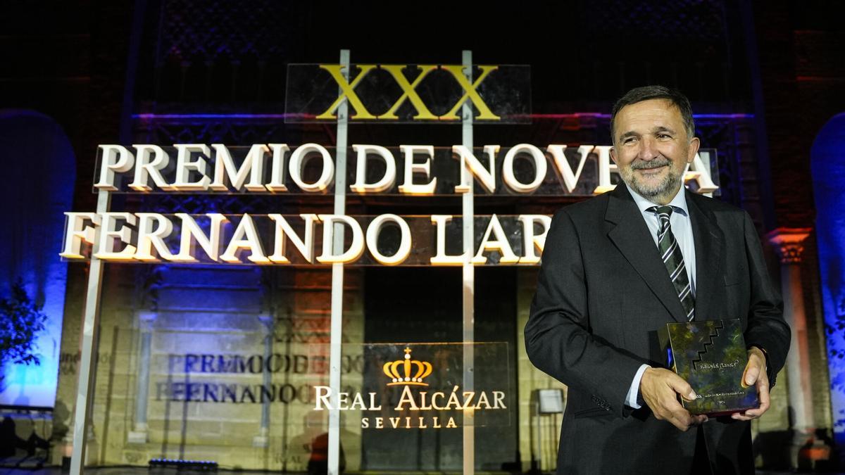 Sergio Vila-Sanjuán, con su el XXX Premio de Novela Fernando Lara en el Real Alcazar de Sevilla-