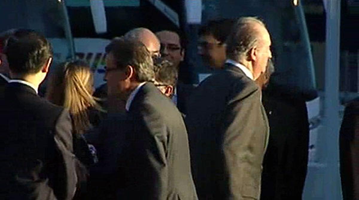 El Rei i Artur Mas es van asseure junts a l’autobús que els portava a la inauguració de la nova terminal de contenidors del Port de Barcelona.