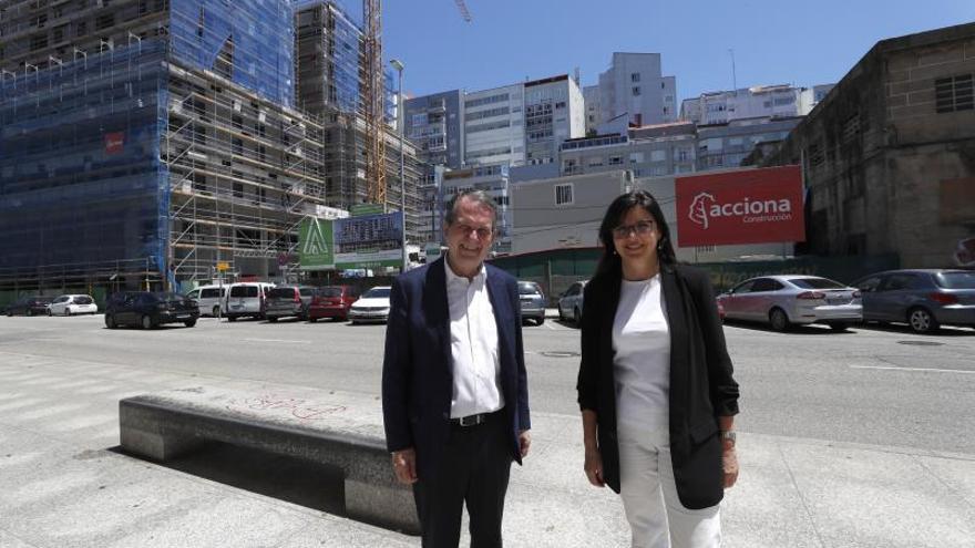 Caballero y María José Caride, concejala de Urbanismo, ayer, frente a la parcela.