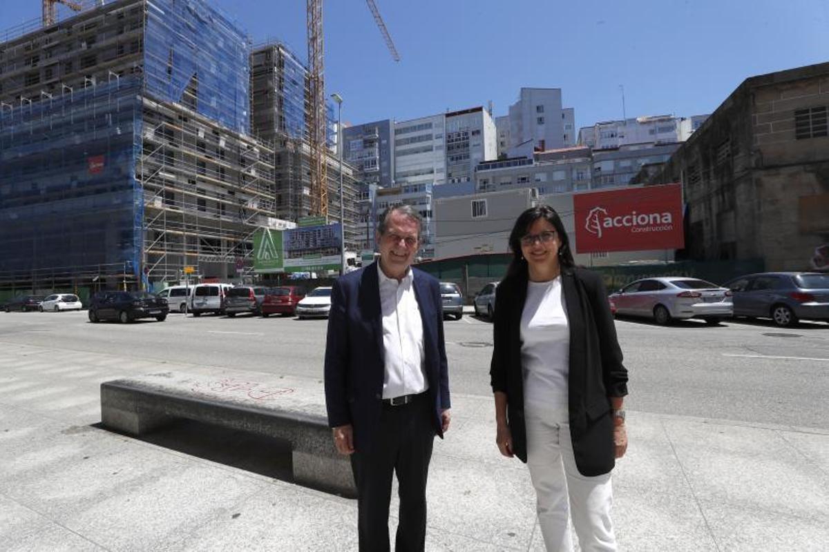 Caballero y María José Caride, concejala de Urbanismo, ayer, frente a la parcela.