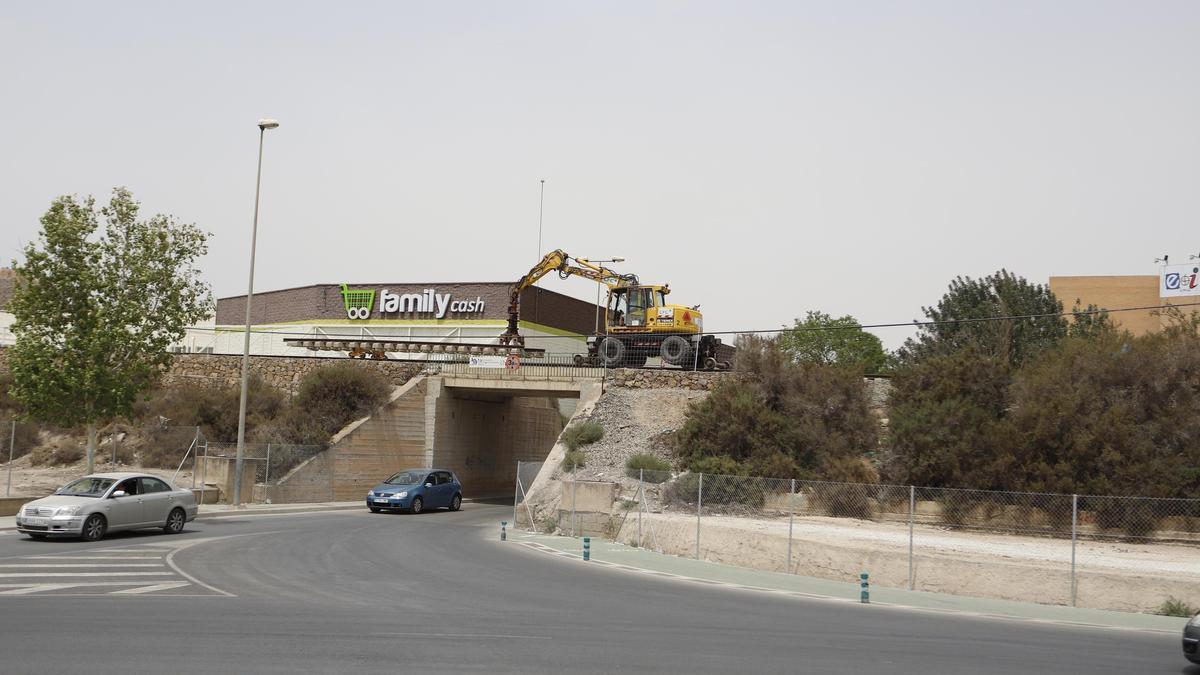 Una máquina excavadora retira vías en la zona.