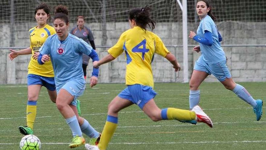 Mónica conduce el balón entre dos contrarias. // I.Osorio