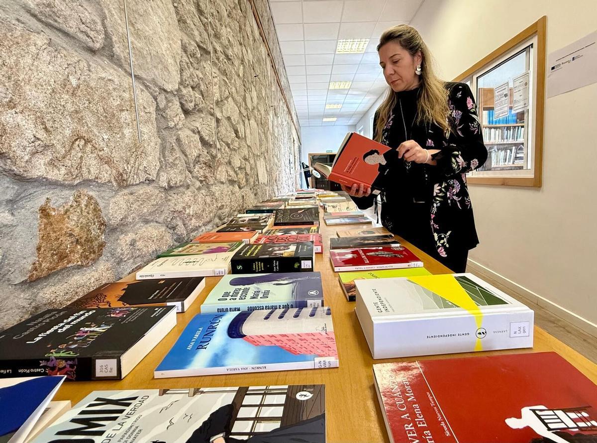 La concejala Lucía Seoane durante su visita a la BPM Casa das Letras en el Día del libro.