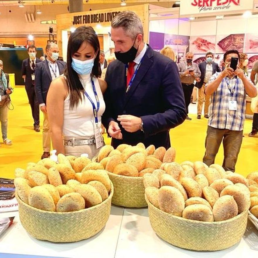 Juan Carlos Maldonado, con Begoña Villacís, en el stand de Sabor a Málaga de Madrid Fusión.