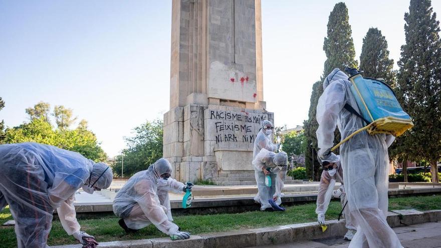 'Desinfectan' el monolito de sa Feixina tras la concentración de Núcleo Nacional