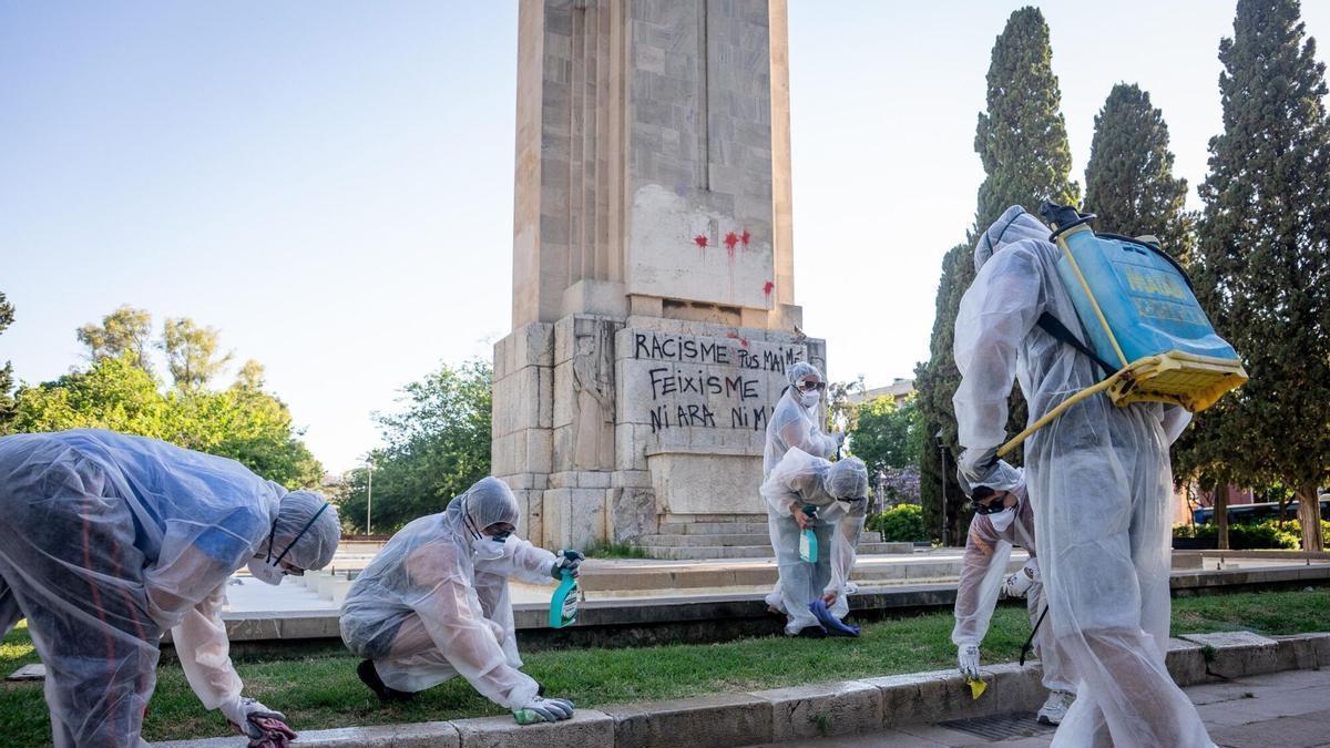 Coordinadora Antifascista 'desinfecta' el monolito de Sa Feixina tras la concentración de Núcleo Nacional