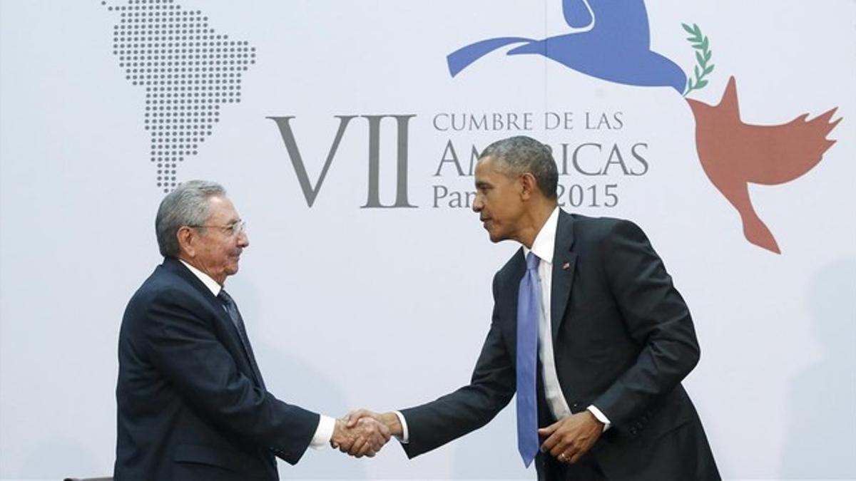 Castro (izq) y Obama se dan la mano durante la Cumbre de las Américas, en Panamá, el 11 de abril.