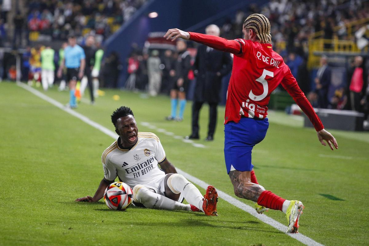 Vinicius y Rodrigo de Paul, en el Real Madrid - Atlético de la Supercopa.