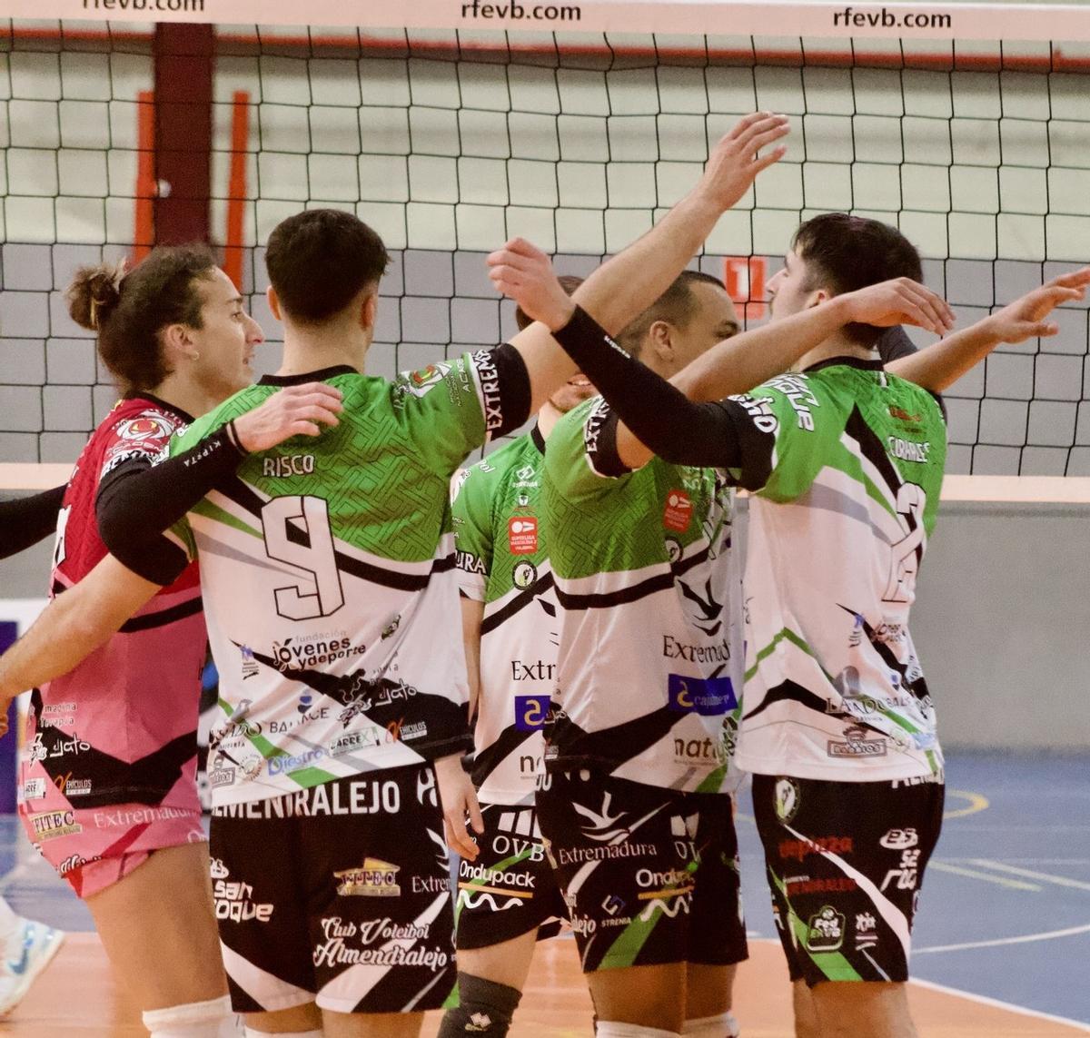 Jugadores del Voleibol Almendralejo en un partido reciente de esta temporada.