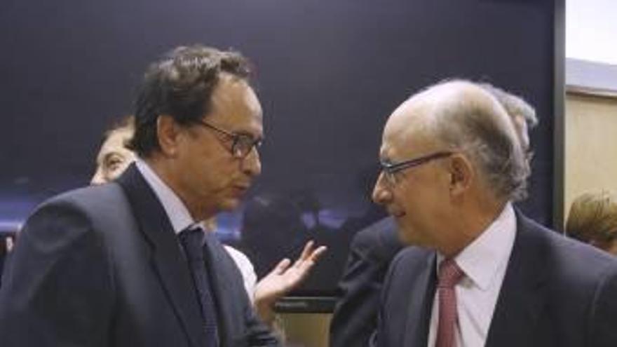 El conseller Soler y el ministro Montoro en julio pasado.