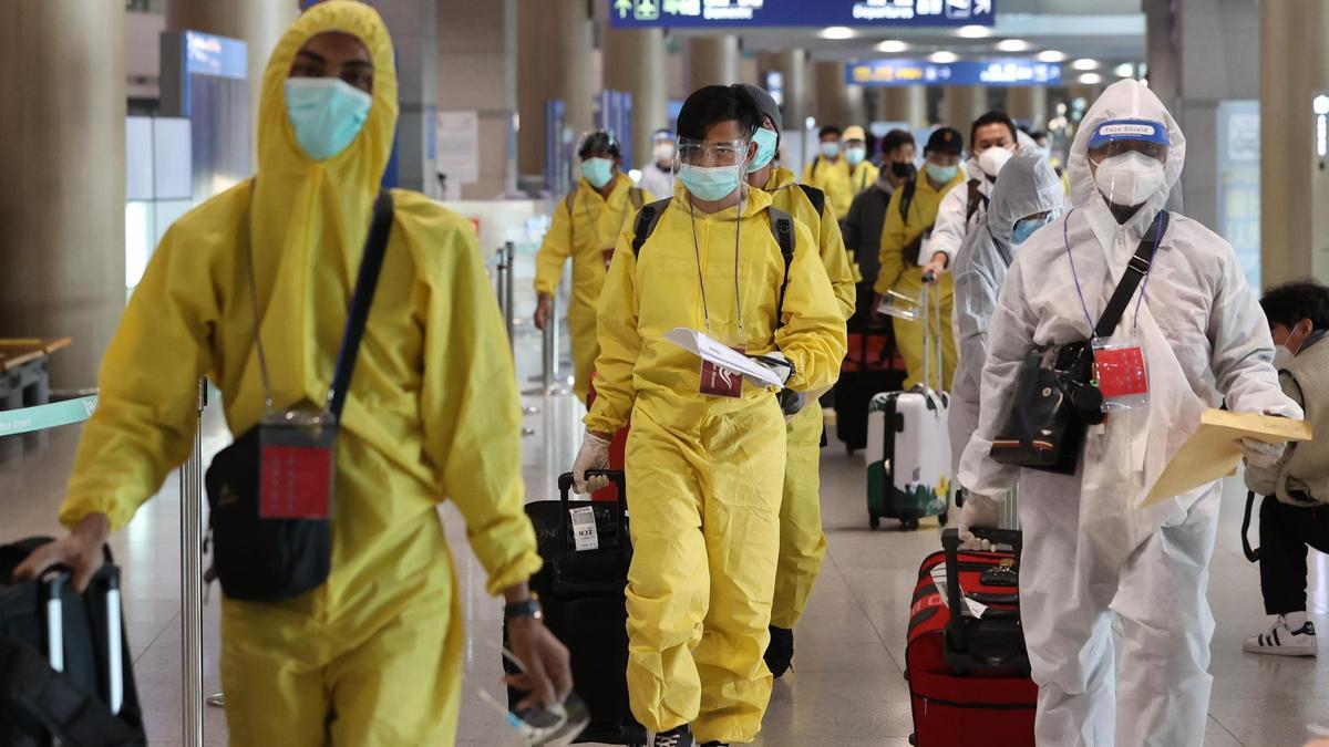 Viajeros en el aeropuerto de Corea.