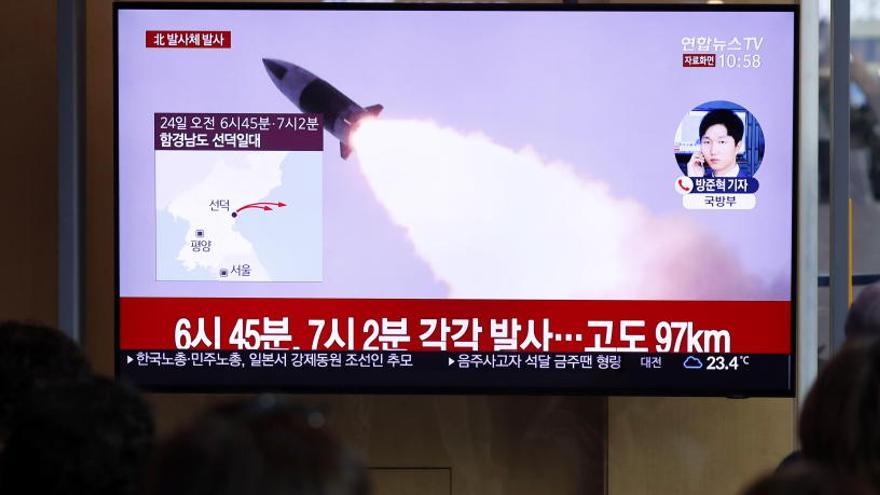 La televisión informa sobre las pruebas de misiles norcoreanas.