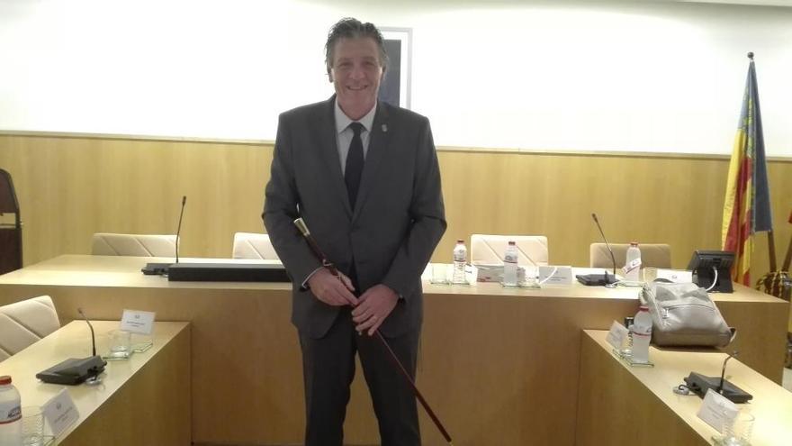 Ferran Baixauli, con la vara de mando como nuevo alcalde de Sedaví