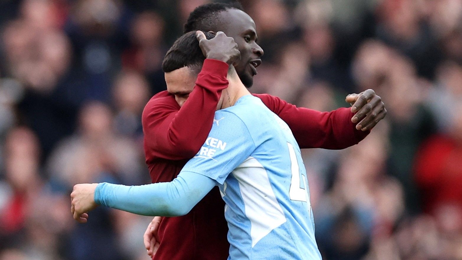 Keita y Foden se abrazan al final del partido.