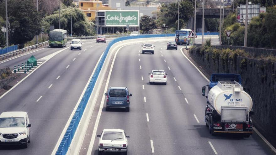 Imagen del tráfico registrado en un tramo de la autopista TF-5, a su paso por el municipio de La Laguna.